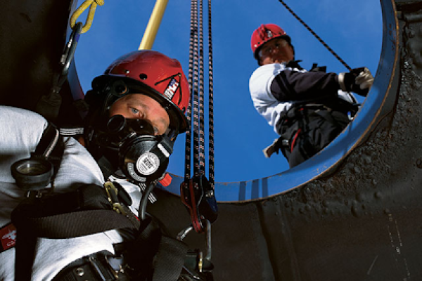 Confined Space complex rescue2 worker entering a confined space on breathing apparatus